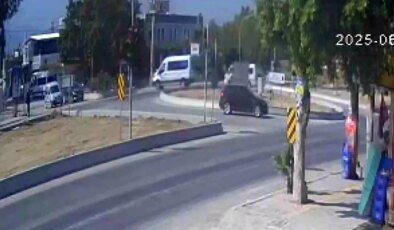 Hatay’da Işıkta Geçişte Refüje Çıkan Araç Kazası