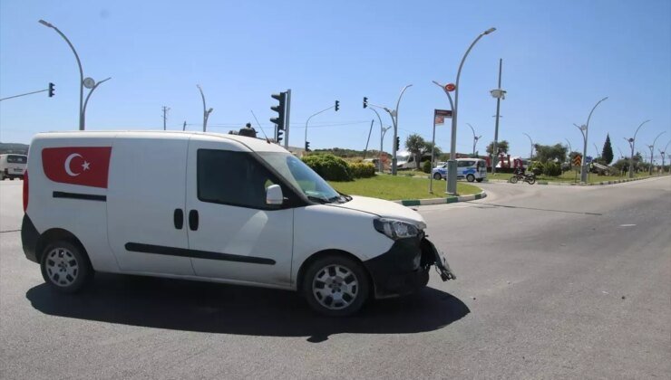Hatay’da Otomobil ile Hafif Ticari Araç Çarpıştı: 2 Yaralı
