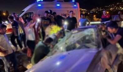 Hatay’da otomobil refüje çarptı: 4 yaralı
