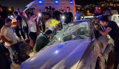 Hatay’da Refüje Çarpan Otomobilde 4 Yaralı