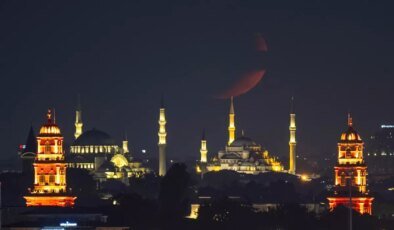 İstanbul’da hilal camileri süsledi