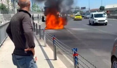 İstanbul’da Seyir Halindeki Otomobil Yanarak Kül Oldu