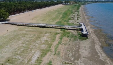 İznik Gölü’nde bir dönem deniz otobüsünün yanaştığı iskele karada kaldı