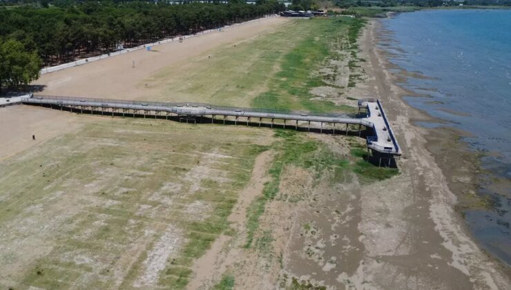 İznik Gölü’nde bir dönem deniz otobüsünün yanaştığı iskele karada kaldı