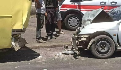Kahramanmaraş’ta Otomobil Halk Otobüsüne Çarptı: 2 Yaralı