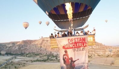 Kapadokya’da balonlar 15 Temmuz’da Türk bayraklarıyla havalandı