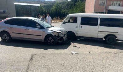 Karabük’te Otomobil ile Panelvan Minibüs Çarpıştı