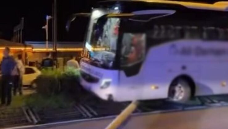Karadeniz Sahil Yolu’nda yolcu otobüsü korkuluklara çarptı