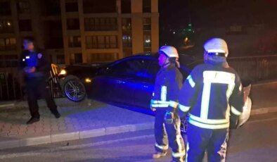 Karaman’da Kontrolden Çıkan Otomobil Üst Geçidin Bariyerine Çarptı