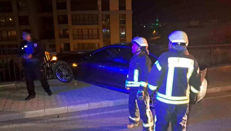Karaman’da Kontrolden Çıkan Otomobil Üst Geçidin Bariyerine Çarptı