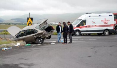 Kars’ta iki otomobilin çarpıştığı kazada 3 kişi yaralandı