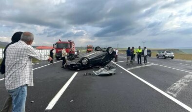 Kars’ta Kamyona Çarpan Otomobil Takla Attı: 2 Yaralı