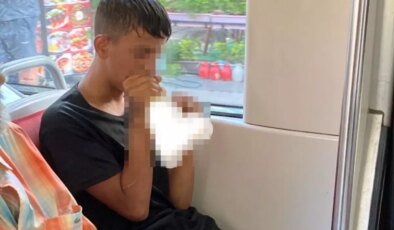Kimseye aldırmadan zehrini soludu, yolcular da bir şey diyemedi