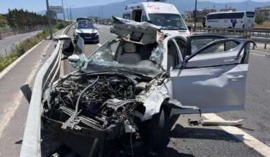 Kocaeli’de Bariyere Çarpan Otomobilde 4 Yaralı
