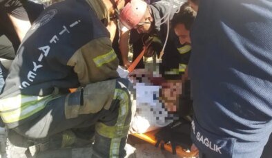 Kocaeli’de Otomobil Aydınlatma Direğine Çarptı, Sürücü Yaralandı