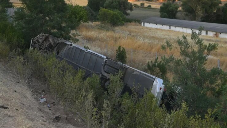 Kontrolden çıkan yolcu otobüsü şarampole devrildi: 27 yaralı