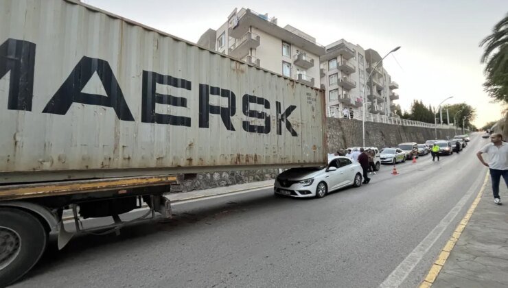 Körfez’de TIR Kazası: Konteyner Otomobilin Üzerine Kaydı