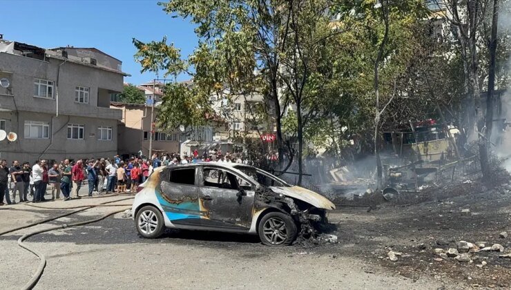 Küçükçekmece’de Gecekondu ve Otomobil Yangını: 1 Yaralı