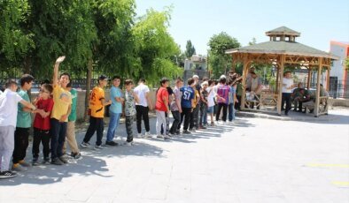 Kur’an Kursu Öğrencilerine Dondurma İkramı ve Balon Dağıtımı