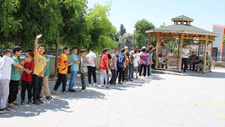 Kur’an Kursu Öğrencilerine Dondurma İkramı ve Balon Dağıtımı