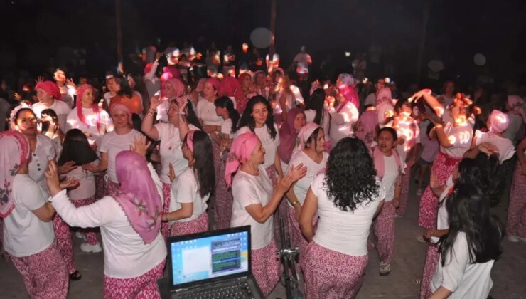 Manisa’da şalvarlarını giyen kadınlar eğlenceye koştu