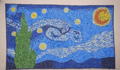 Öğretmen, Plastik Kapaklarla Van Gogh’un ‘Yıldızlı Gece’sini Yaptı