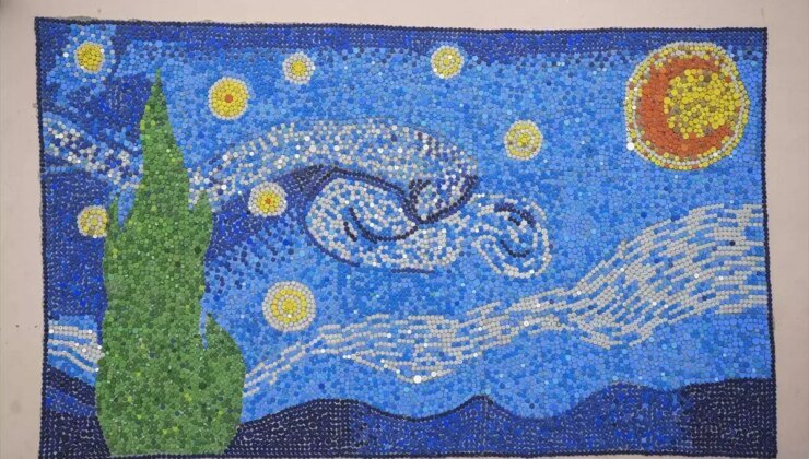 Öğretmen, Plastik Kapaklarla Van Gogh’un ‘Yıldızlı Gece’sini Yaptı