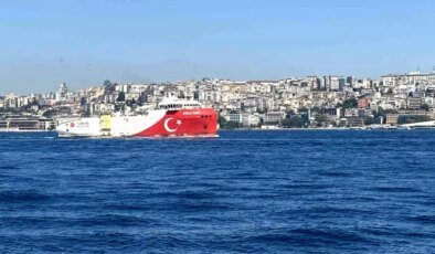 Oruç Reis Gemisi İstanbul Boğazı’ndan Geçti