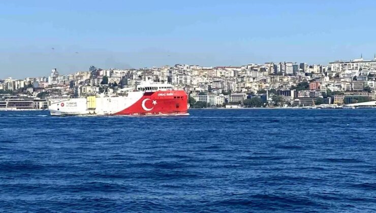 Oruç Reis Gemisi İstanbul Boğazı’ndan Geçti