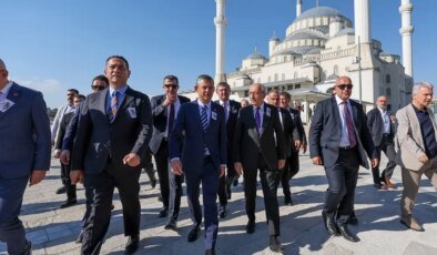 Özel ve Kılıçdaroğlu ‘mutlak butlan’ krizinin ardından ilk kez cenazede bir araya geldi