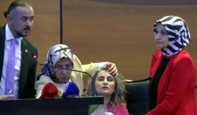 Panelde sunum yapan akademisyen aniden fenalaştı