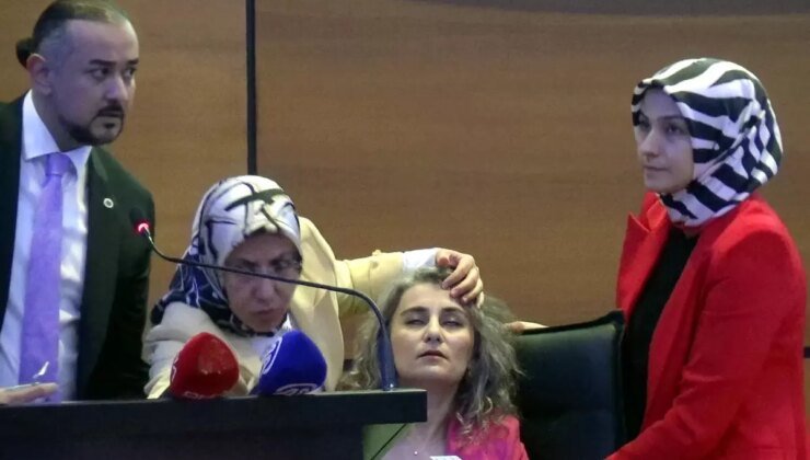 Panelde sunum yapan akademisyen aniden fenalaştı