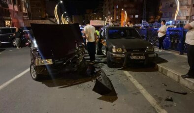Rize’de Otomobil Kamyonete Çarptı: Sürücü Yaralandı