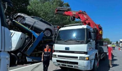 Sakarya’da Togg Taşıyan Tır Kazası: Sürücü Yaralı, Araçlar Zarar Gördü