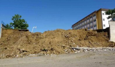 Samsun’da Yıkılma Riski Taşıyan Okul Duvarı Kontrollü Olarak Yıkıldı