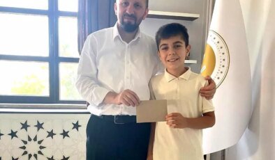 Simav İlçe Müftüsü Badminton Şampiyonu Ramazan Emir Çelik’i Ödüllendirdi