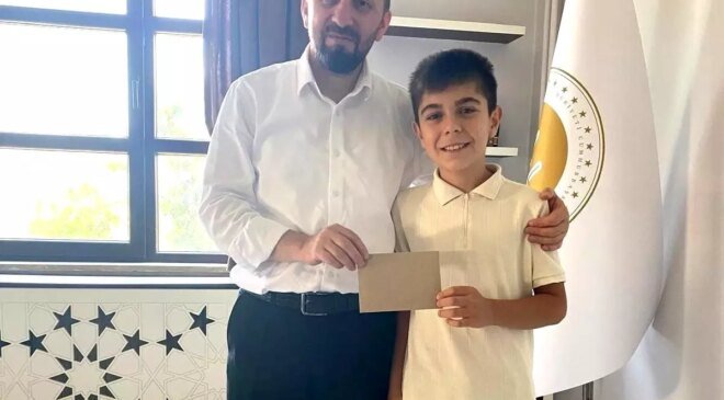Simav İlçe Müftüsü Badminton Şampiyonu Ramazan Emir Çelik’i Ödüllendirdi