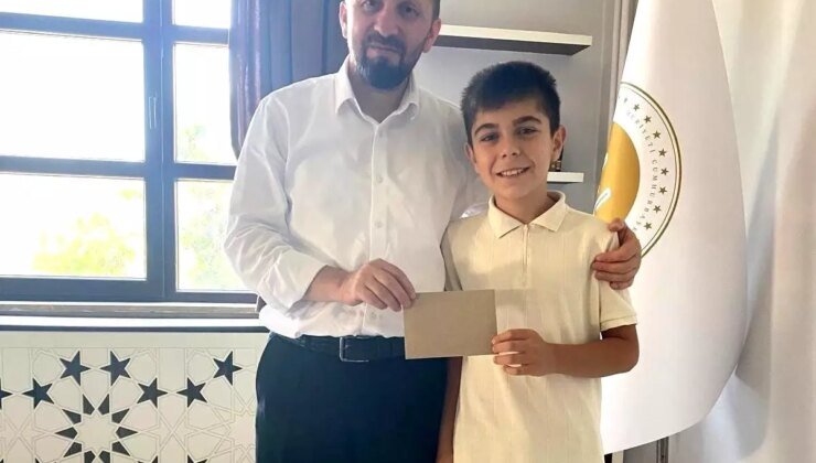 Simav İlçe Müftüsü Badminton Şampiyonu Ramazan Emir Çelik’i Ödüllendirdi