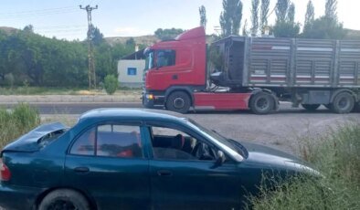 Sivas’ta Tır ve Otomobil Çarpıştı: 2 Yaralı