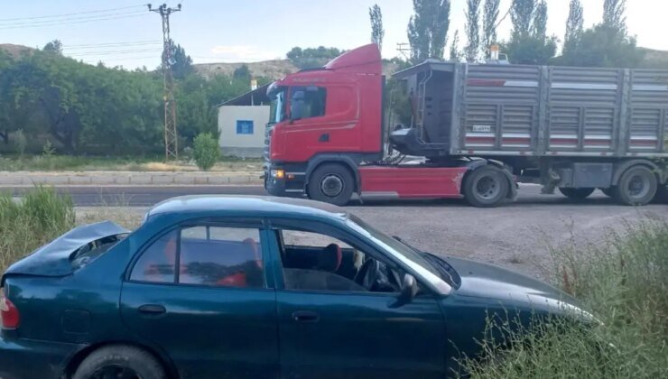 Sivas’ta Tır ve Otomobil Çarpıştı: 2 Yaralı