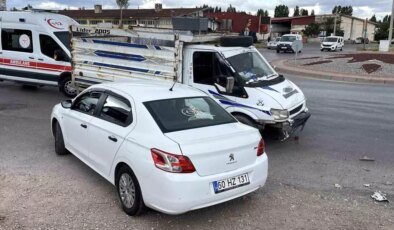 Sivas’ta Trafik Kazası: 3 Yaralı