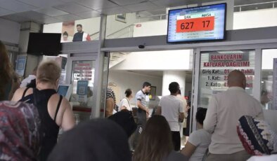 Son güne bırakmanın bedelini ödediler! Ehliyet yenileme kuyrukları müdürlükleri kilitledi