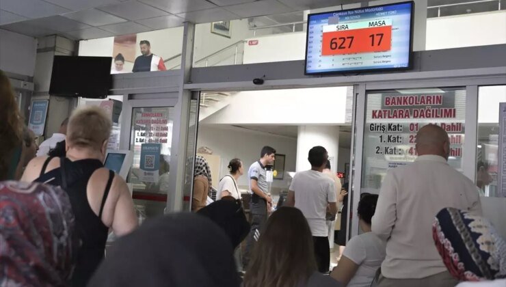 Son güne bırakmanın bedelini ödediler! Ehliyet yenileme kuyrukları müdürlükleri kilitledi