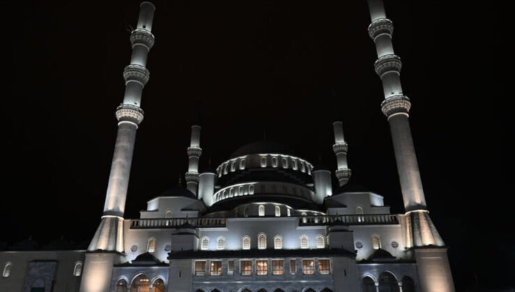 Türkiye genelindeki camilerde sela okundu