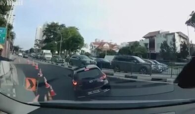 Yol çöktü! Araç dev çukura gömüldü, sürücü son anda kurtarıldı