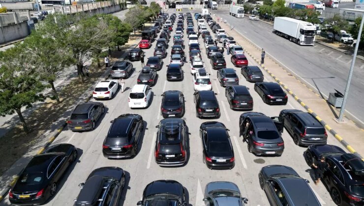Ana vatana akın akın veda ediyorlar: Kilometrelerce kuyruk oluştu