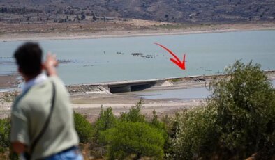 Barajda su seviyesi düştü, eski İzmir-Çeşme kara yolu ortaya çıktı