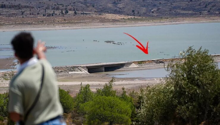 Barajda su seviyesi düştü, eski İzmir-Çeşme kara yolu ortaya çıktı