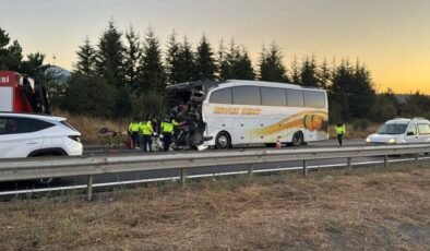 Bolu’da yolcu otobüsü kamyona çarptı: 1 ölü, 10 yaralı