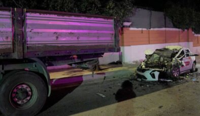 Büyükçekmece’de otomobil park halindeki TIR’a çarptı: 1 ölü, 4 yaralı